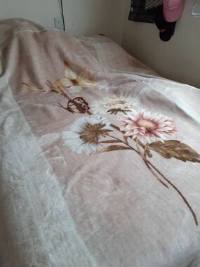 Plush Floral Throw Blanket in Pink
